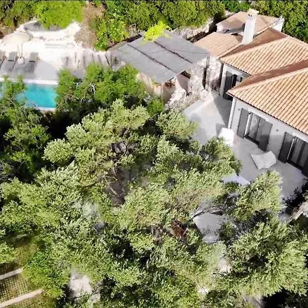 Arterravilla, A Hidden Sanctuary. Μακριώτικα