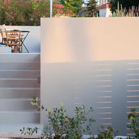Arterravilla, A Hidden Sanctuary. Μακριώτικα